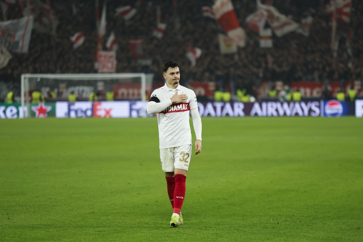 Fabian Rieder (VfB), former player of Young Boys, reacts in front of the Young Boys fans after the Uefa Champions League soccer match between Germany's VfB Stuttgart and Switzerland's BSC Yo ...
