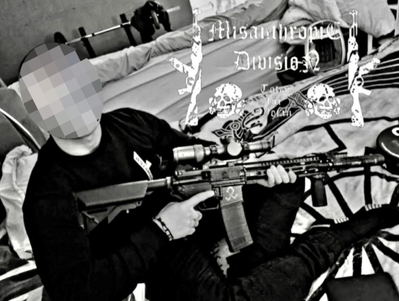 Yannick B.*, ein Mitläufer der Schweizer Nationalisten, posiert mit Sturmgewehr und SS-Totenköpfen.
