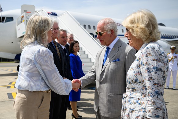 epa11676509 Britain&#039;s King Charles III (2-R) and Queen Camilla (R) are farewelled during their official departure from Australia at Sydney Kingsford Smith Airport in Sydney, Australia, 23 October ...