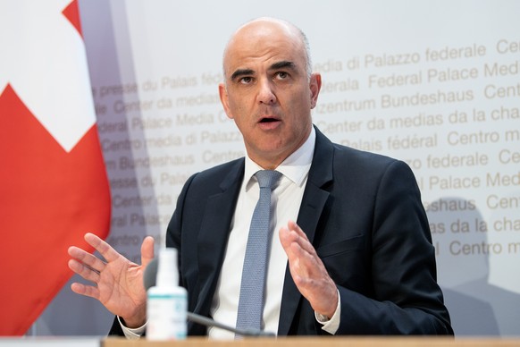 Bundesrat Alain Berset spricht an einer Medienkonferenz zu Covid 19 Massnahmen, am Freitag, 17. Dezember 2021, in Bern. (KEYSTONE/Peter Schneider)