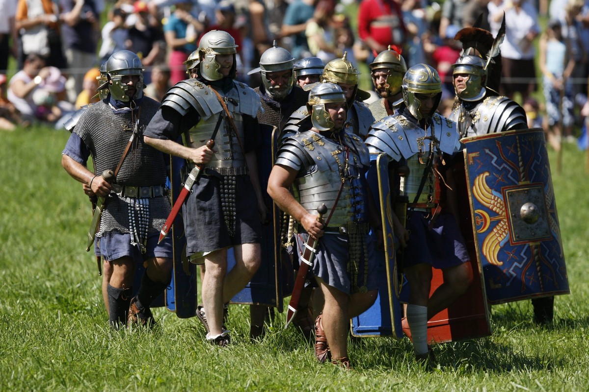 Participants attend the Roman festival in the ancient city Augusta Raurica in Augst, Switzerland, Saturday, August 25, 2007. (KEYSTONE/Andreas Frossard)