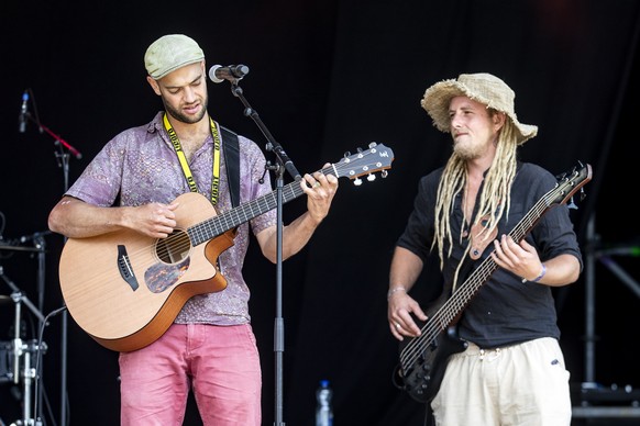 Domi und Julian, von links, von der Band Lauwarm waehrend dem Konzert am Paleggo Festival in Edlischwil, am Samstag, 30. Juli 2022. Bei einem Konzert der Berner Reggae Band kam es zu einem Abbruch der ...
