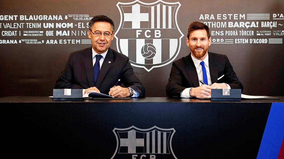 epa06349647 A handout photo made available by Spanish Primera Division soccer club FC Barcelona of Argentine striker Lionel Messi (R) signing his new contract next to Barcelona's president Josep  ...