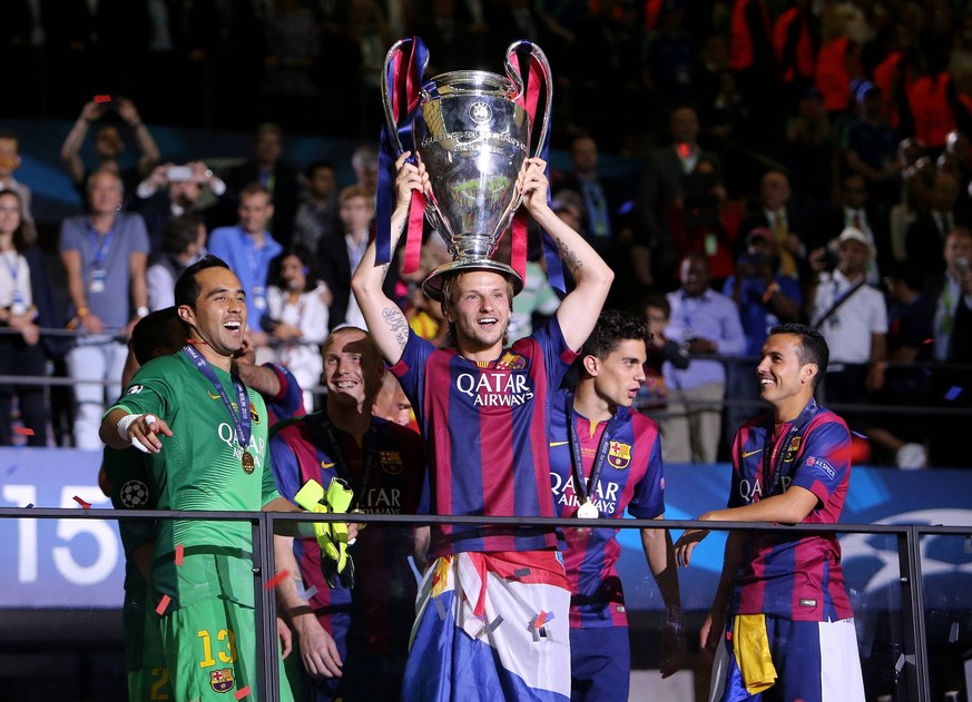 Berlin Fu�ball Champions League Finale Juventus Turin vs. FC Barcelona Barca Ivan Rakitic (Barcelona) mit Pokal, links Claudio Bravo

Berlin Football Champions League Final Juventus Turin vs FC Barc ...