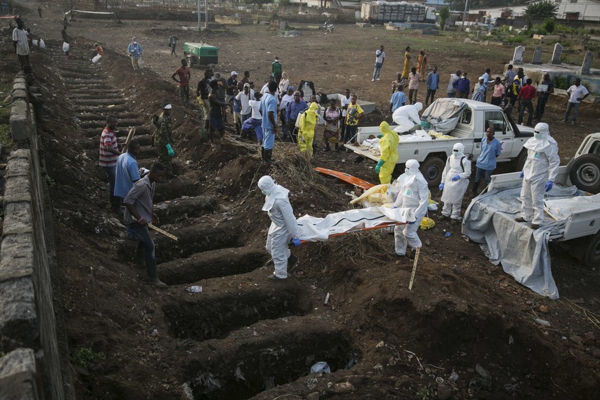 Beerdigung von Ebola-Opfern in Freetown, Sierra Leone, im Dezember 2014. In Westafrika kam es 2014 zur bisher schwersten Ebola-Epidemie.&nbsp;
