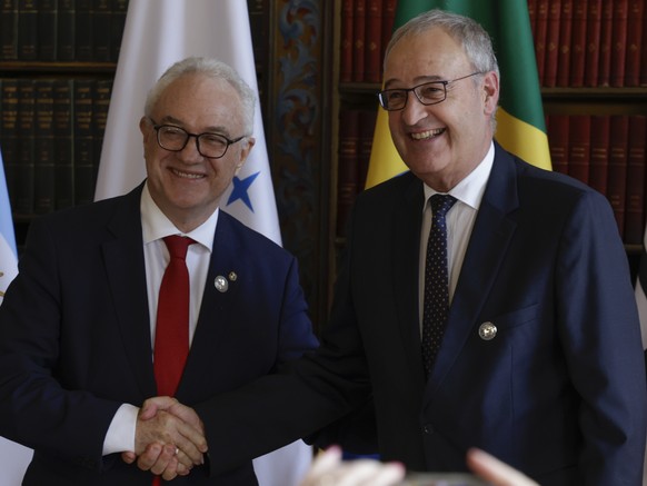 epa12383373 Uruguayan Foreign Minister Mario Lubetkin (L) shakes hands with Swiss Vice President and Federal Councilor Guy Parmelin (R) during a meeting between Mercosur and the European Free Trade As ...