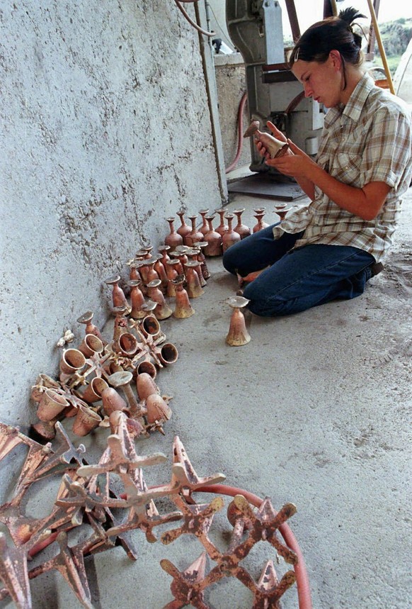 FOR USE WITH FEATURE PACKAGE FOR FRIDAY OCT. 31--Annie Folk, an Arcosanti resident, inspects bronze windbell parts for imperfections, in Arcosanti, near Phoenix, Ariz., on Sept. 24, 1997. The sale of  ...