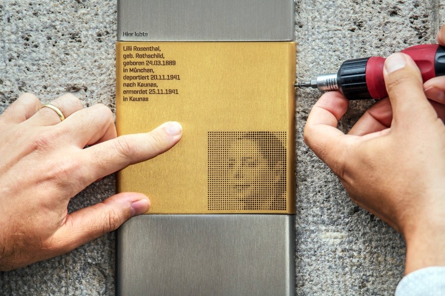 Erinnerungszeichen f¸r Lilli Rosenthal, Opfer des Nationalsozialismus, Plakette an ihrem Wohnhaus, 4. Juli 2024 Deutschland, M¸nchen, 4. Juli 2024, Erinnerungszeichen f¸r Lilli Rosenthal, Opfer des Na ...