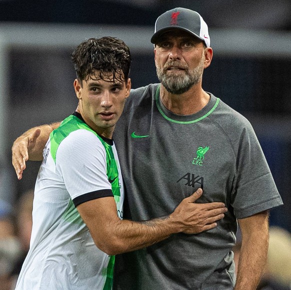 Football - Pre-Season - Liverpool FC v Leicester City FC SINGAPORE - Sunday, July 30, 2023: Liverpool s Dominik Szoboszlai is substituted by manager J