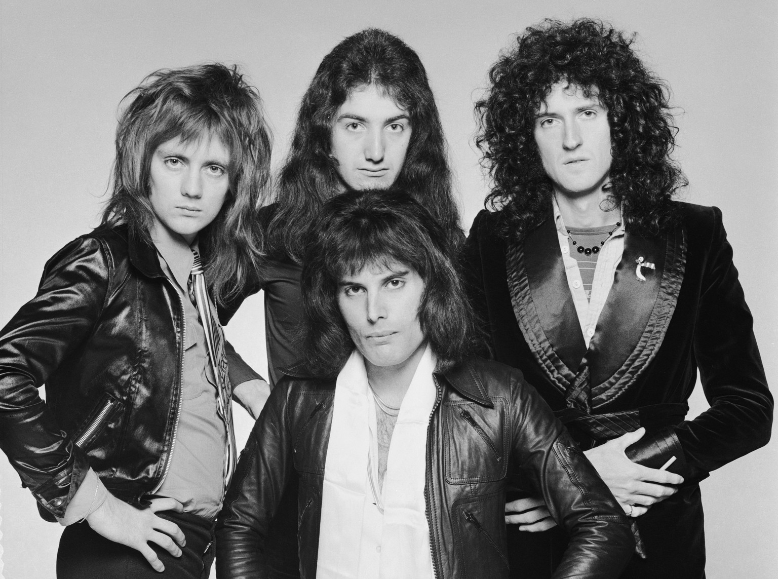 Queen 1975: Vorne: Der Sänger aller Sänger Freddie Mercury, von v.l.n.r: Schlagzeuger Roger Taylor, Bassist John Deacon und Gitarrist Brian May.