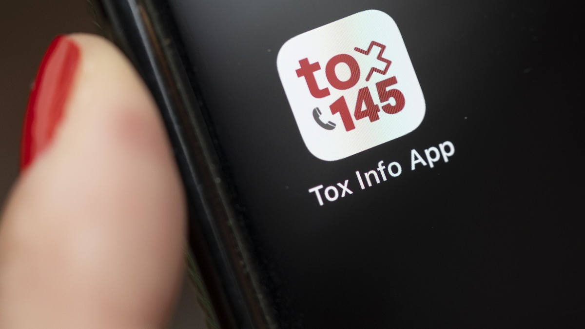 Eine Person konsultiert die 145 Tox Info Suisse App auf einem Smartphone, um sich ueber eine moegliche Vergiftung zu informieren, fotografiert am Freitag, 5. September 2025 in Zuerich. (KEYSTONE/Gaeta ...
