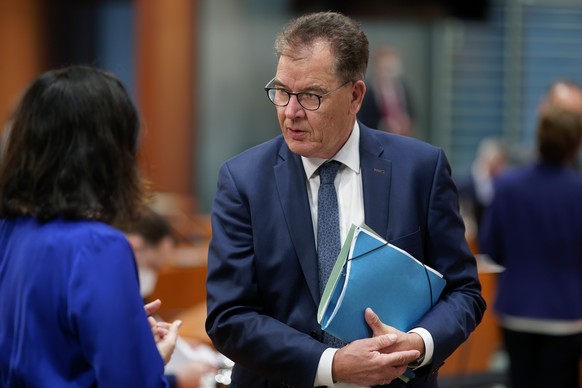 epa09533809 German Federal Minister of Economic Cooperation and Development Gerd Mueller (R) attends the weekly meeting of the German Federal Cabinet in Berlin, Germany, 20 October 2021. EPA/HENNING S ...