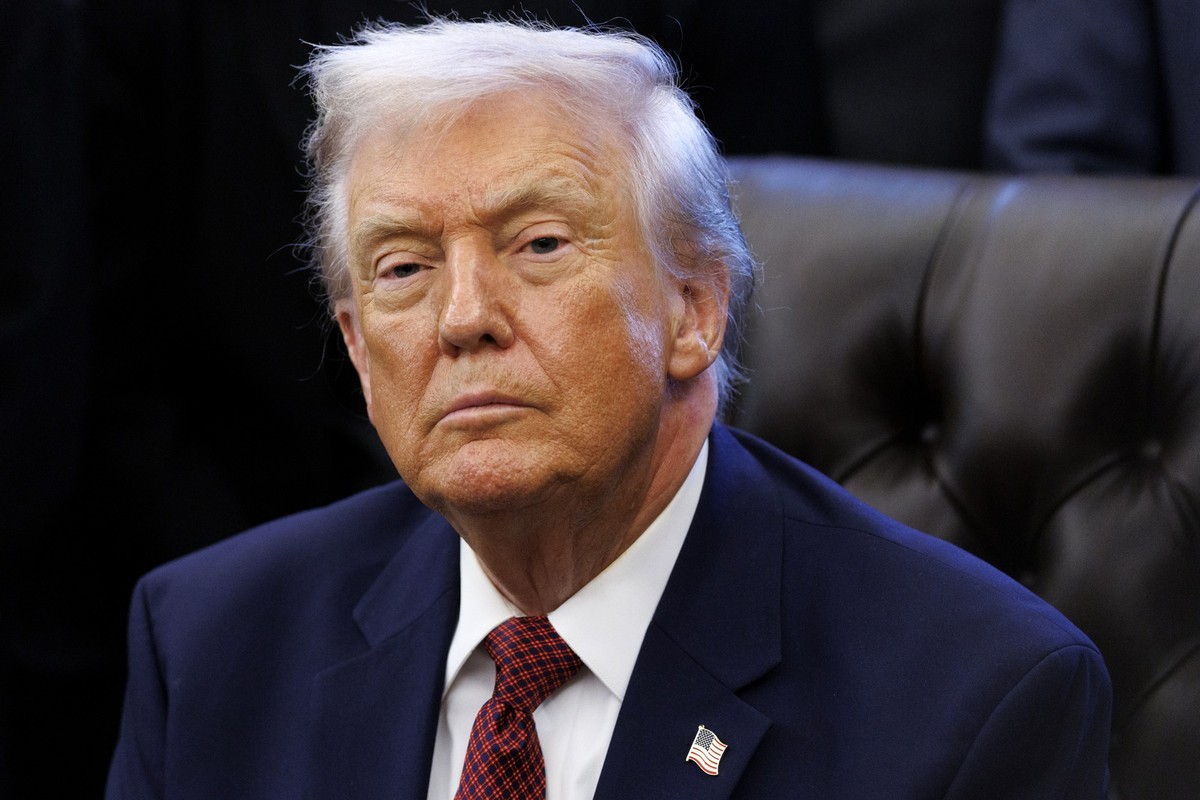 epa12568097 US President Donald Trump announces changes to new fuel economy standards, in the Oval Office, at the White House, Washington, DC USA, 02 December 2025. EPA/WILL OLIVER / POOL