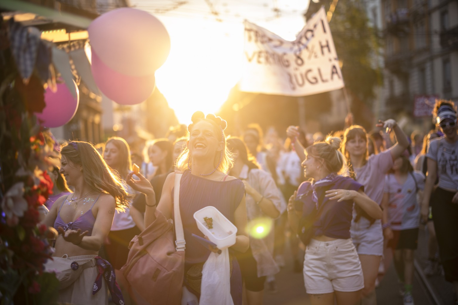 Teilnehmende protestieren am Demonstrationsumzug des Frauenstreiks, am Mittwoch, 14. Juni 2023 in Zuerich..(KEYSTONE/Michael Buholzer).