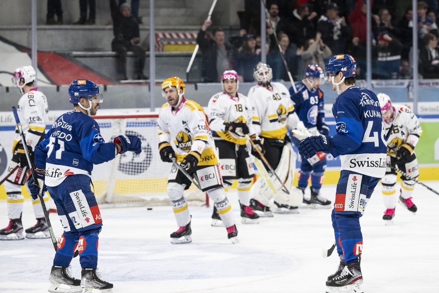 Zuerichs Dean Kukan, rechts, reagiert nach seinem Tor im Eishockeyspiel der National League zwischen den ZSC Lions und Ajoie am Mittwoch, 30. November 2022, in der Swiss Life Arena in Zuerich. (KEYSTO ...