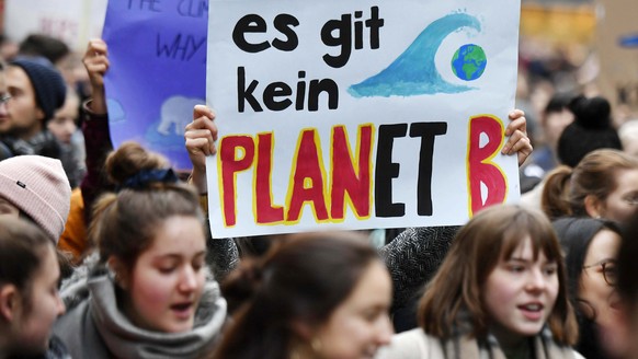 Demonstration von Schuelerinnen und Schuelern in der Zuercher Innenstadt am Freitag, 21. Dezember 2018. In mehreren Schweizer Staedten gehen Schueler am Freitag auf die Strasse. Der Grund: In Sachen K ...