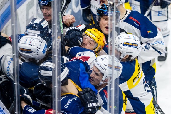 Massenschlaegerei rund um EV Zugs PostFinance Top Scorer Jan Kovar, Mitte, im Eishockey Qualifikationsspiel der National League zwischen dem EV Zug und dem HC Ambri-Piotta am Samstag, 26. Februar 2022 ...