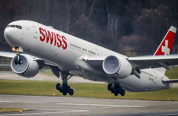 ARCHIV - ZU DEN HALBJAHRESZAHLEN DER SWISS, AM DIENSTAG, 31. JULI 2018, STELLEN WIR IHNEN FOLGENDES BILDMATERIAL ZUR VERFUEGUNG ---- Eine Boeing 777-300 von Swiss Airlines startet auf der Piste 16, am ...