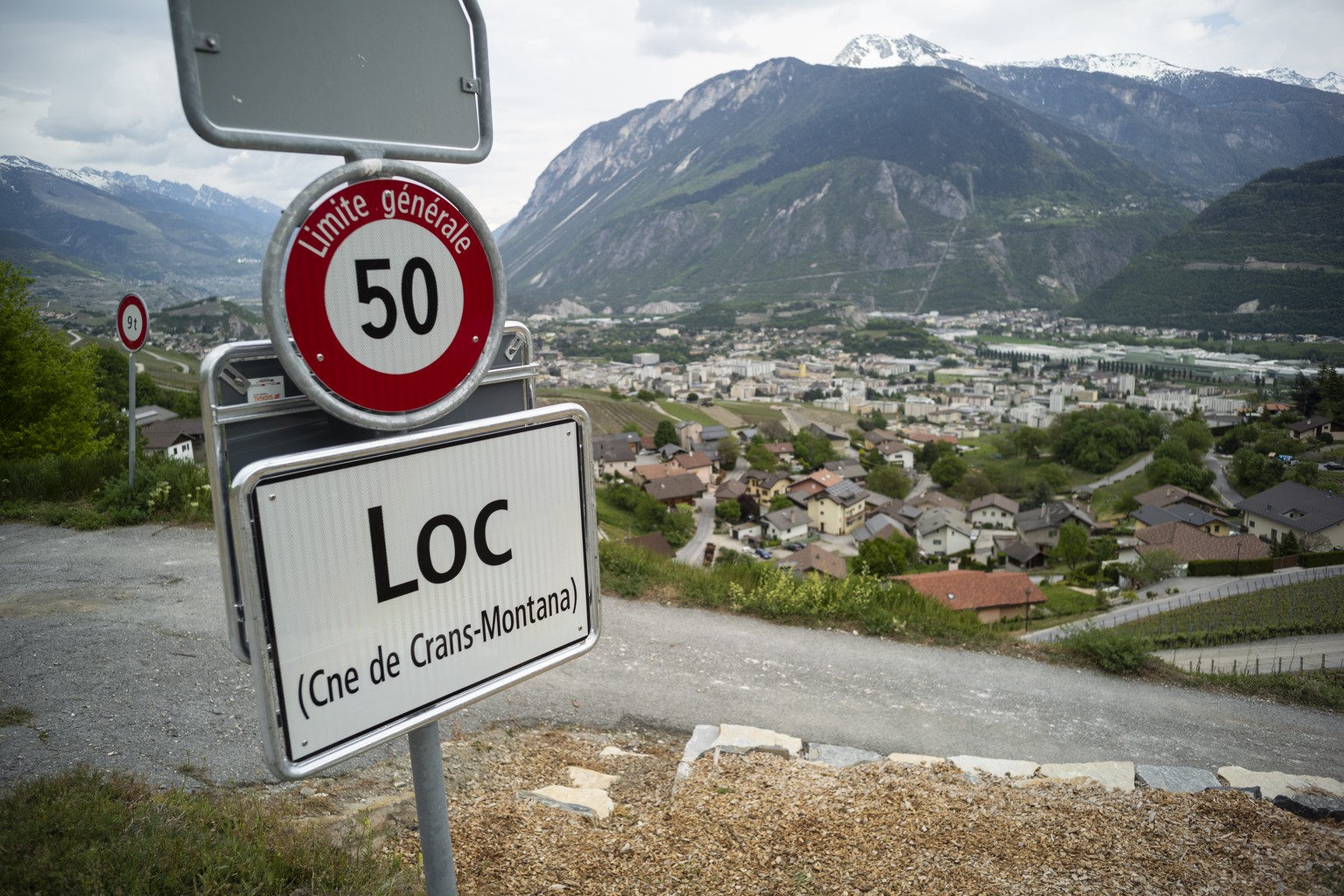 Der Eingang des Dorfes Loc, am Samstag, 25. April 2020 in der Gemeinde Crans-Montana VS. Im Hintergrund die Stadt Siders. (KEYSTONE/Alessandro della Valle)