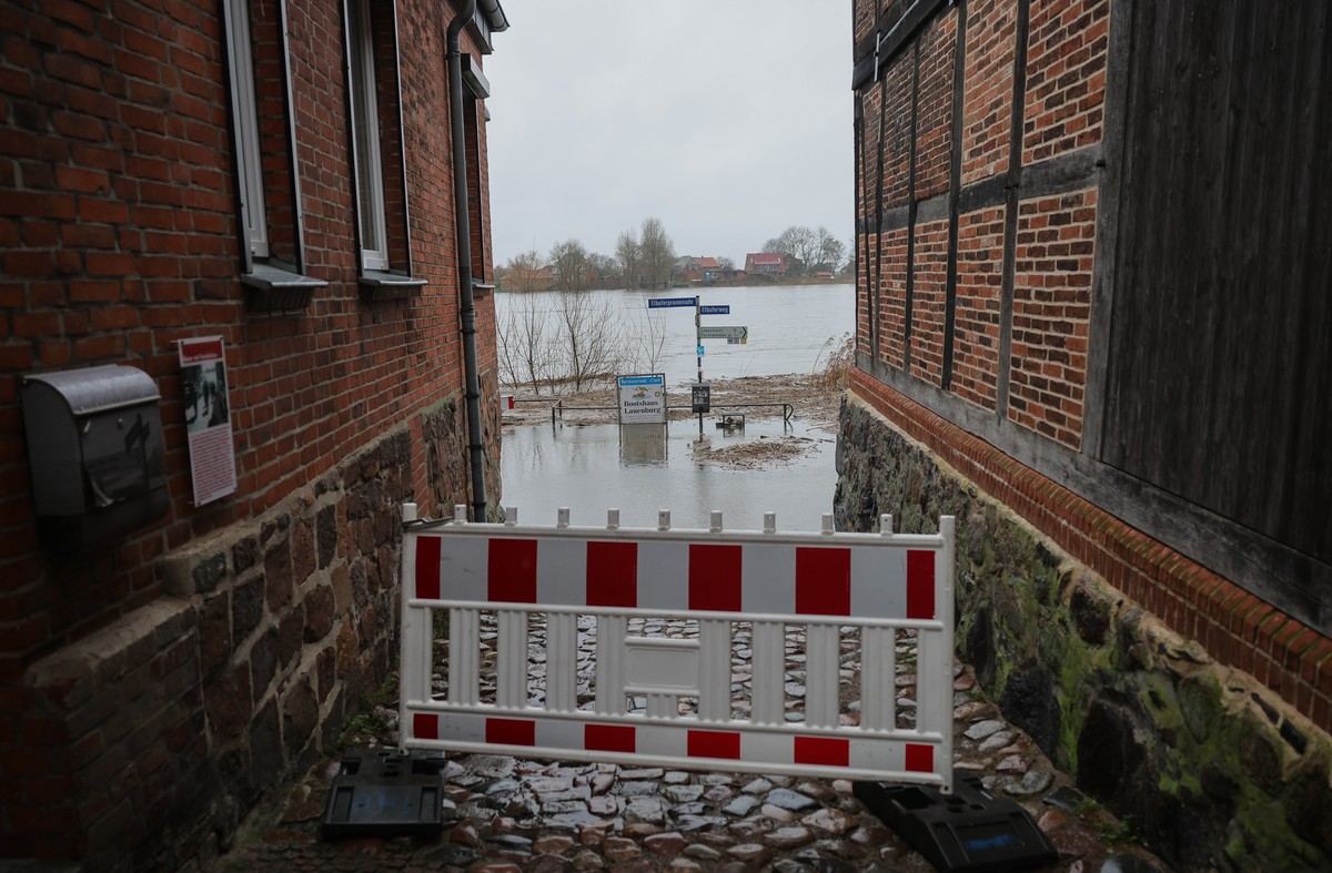02.01.2024, Schleswig-Holstein, Lauenburg: Die Elbuferpromenade in der Altstadt von Lauenburg ist wegen dem Hochwasser der Elbe gesperrt. Foto: Christian Charisius/dpa +++ dpa-Bildfunk +++