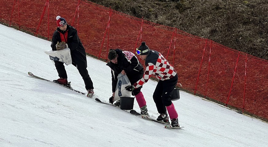 epa09667927 Workers prepare the slope before the men&#039;s slalom at the FIS Alpine Skiing World Cup in Sljeme Mount near Zagreb, Croatia, 05 January 2022. The men&#039;s slalom was cancelled due to  ...