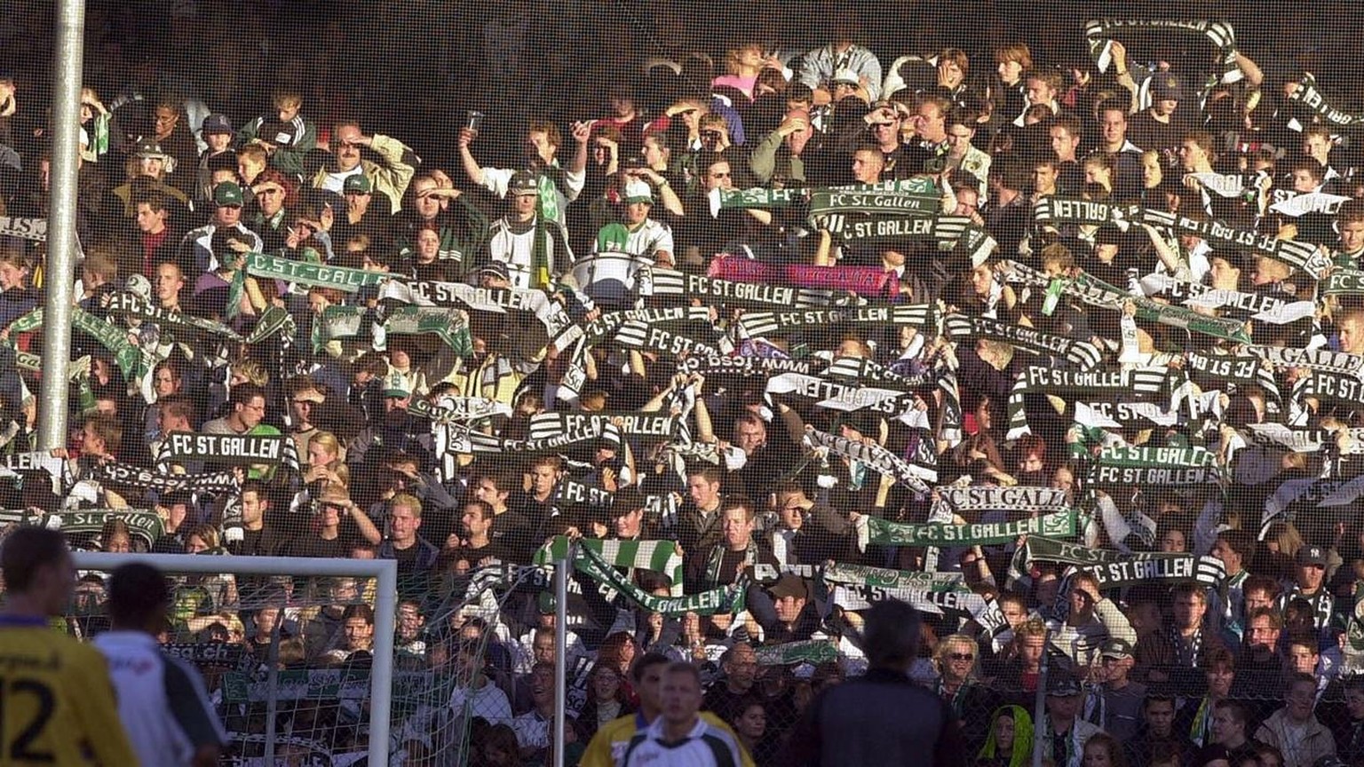 Jubel bei den St. Galler Fans im NLA Fussball Meisterschaftsspiel zwischen dem FC St. Gallen und dem FC Zuerich am Sonntag, 30. September 2001, im Stadion Espenmoos in St. Gallen. (KEYSTONE/Regina Kue ...