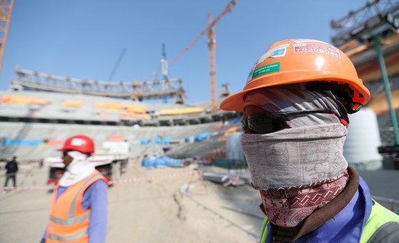 ARCHIVBILD ZUM HINTERGRUNDBERICHT ZU KATAR --- epa08083066 Construction workers at Lusail Stadium during a media tour in Doha, Qatar, 20 December 2019. Lusail Stadium is one of the eight stadiums buil ...