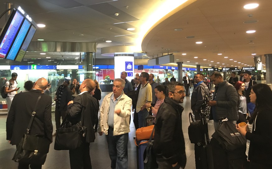 Ratlose Gesichter am Flughafen Zürich.