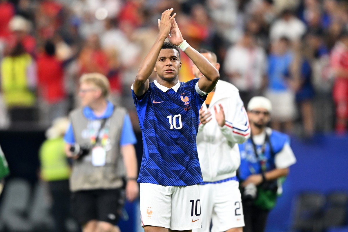 epa13111809 Kylian Mbappe of France greets supporters after losing the FIFA World Cup 2026 semifinals match France against Spain, in Dallas, Texas, USA, 14 July 2026. EPA/ALBERT PENA