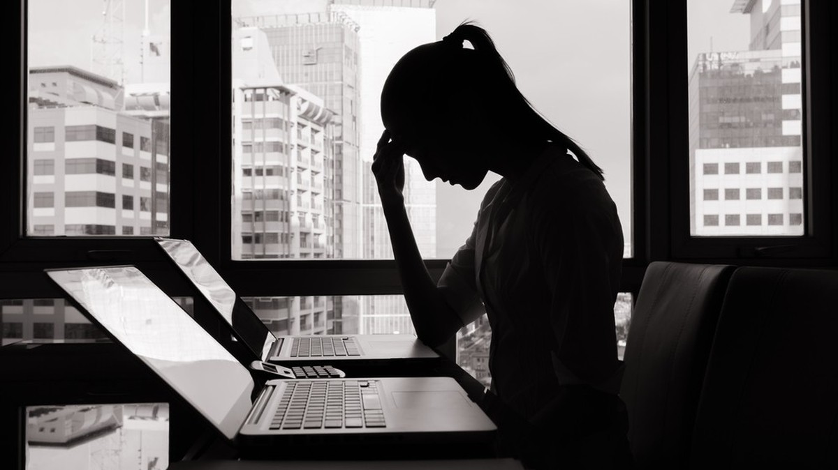 woman work stressed, fachkräftemangel, frau, arbeit