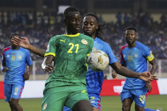 Senegal&#039;s Pape Gueye, front, and DR Congo&#039;s Aaron Wan-Bissaka in action during a World Cup 2026 group B qualifying soccer match between DR Congo and Senegal at the Martyrs&#039; Stadium in K ...