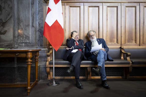 KEYPIX - Staenderate Pascal Broulis, FDP-VD, links, und Carlo Sommaruga, SP-GE, rects, sprechen bei der Debatte um die Motion &quot;Neue Ausschreibung fuer die UKW-Funkkonzessionen ab 1. Januar 2027&q ...