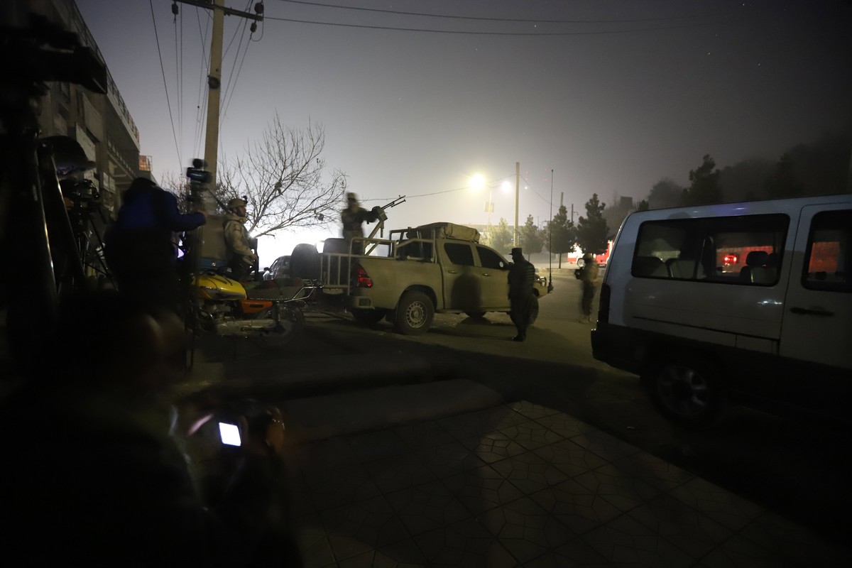 epa06458656 Afghan security officials take up positions near the scene of attack by armed men at an upscale hotel in Kabul, Afghanistan, 20 January 2018. A group of armed insurgents attacked Kabul ...