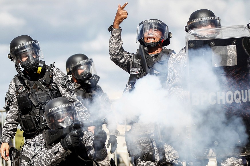 epa05987874 Police agents confront demonstrators at the Ministeries Esplanade, in Brasilia, Brazil, 24 May 2017. The access to the Agriculture Ministry facilities was attacked with Molotov cocktails b ...