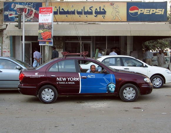 Bildnummer: 52276226 Datum: 05.12.2007 Copyright: imago/Dean Pictures/Ilyas Dean
Taxi wirbt f�r Fl�ge nach New York mit den Qatar Airways vor einer Pepsi Werbung in Karachi - PUBLICATIONxNOTxINxDEN , ...