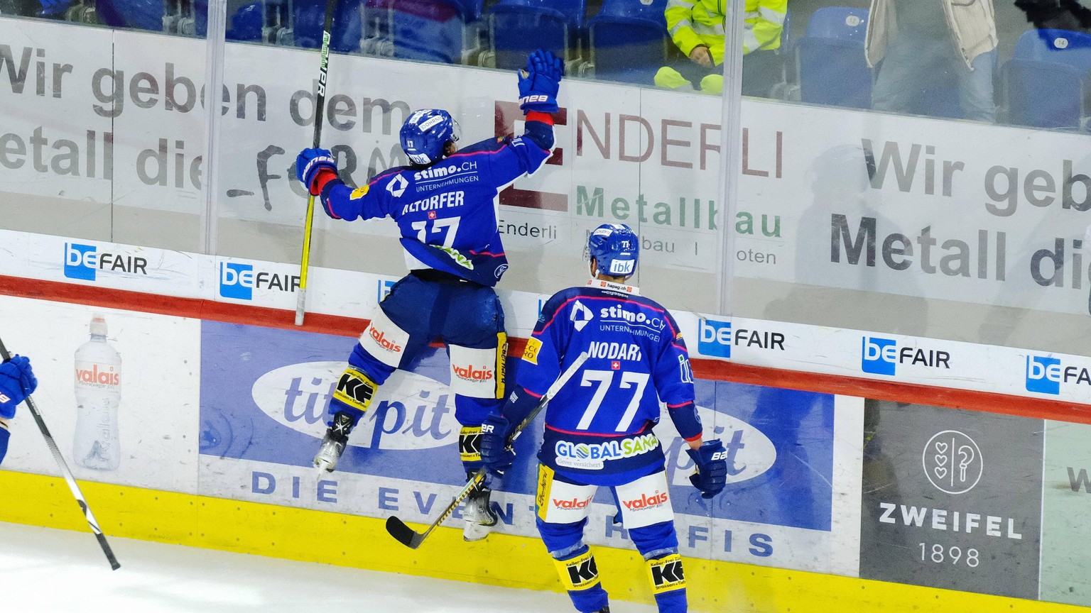 IMAGO / Sergio Brunetti

17.03.2022- Swiss Hockey League at Stimo Arena, Kloten - 1/4 semifinal - EHC Kloten vs GCK Lions - game 3/7 - Niki Altorfer Kloten Offense (17) jubilates with fans after scori ...