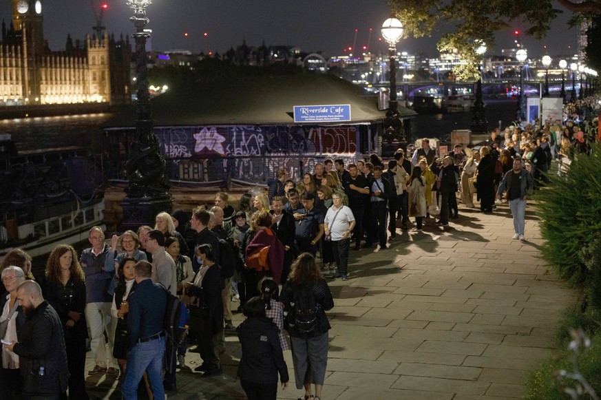 Menschschlange vor dem Londoner Parlament. Seit dem fr�hen Mittwochabend ist die Westminster Hall, in der der geschlossene Sarg der Queen aufgebahrt ist, durchgehend f�r die �ffentlichkeit ge�ffnet, d ...