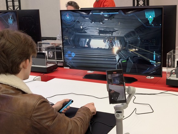 Der rechte Joy-Con dient als Maus-Ersatz und wird zum Zielen und Schiessen benutzt. Mit dem linken Joy-Con wird Samus Aran dirigiert.
