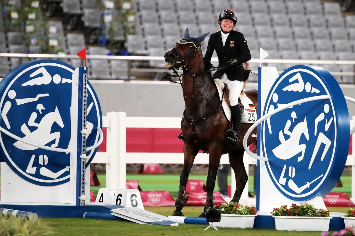 La détresse d'Annika Schleu à Tokyo, incapable de maîtriser son cheval.
