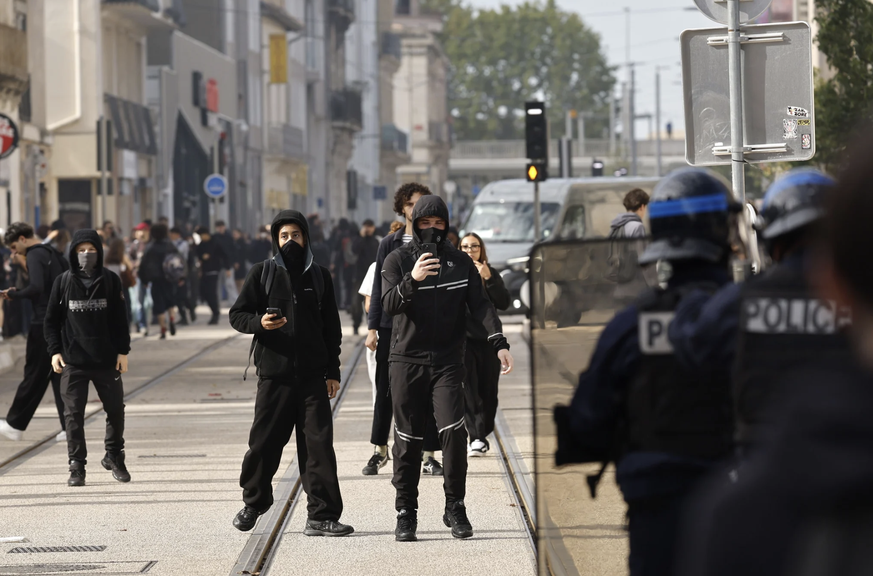 Gymnasiasten stehen bei einer Demonstration gegen die Zustände im Bildungswesen in Montpellier