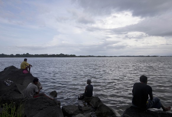Fischer am Nicaragua-Kanal: Der Süsswasser-See ist die Lebensgrundlage zahlreicher Bewohner des Landes.<br data-editable="remove">
