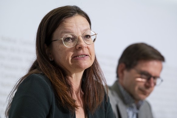 Nationalrat Priska Wismer-Felder, Mitte-LU, links, spricht neben Rolf Wuestenhagen, Prof. Oekonomie Hochschule St. Gallen, rechts, bei einer Medienkonferenz zum Sammelstart des Initiativkomitees der e ...