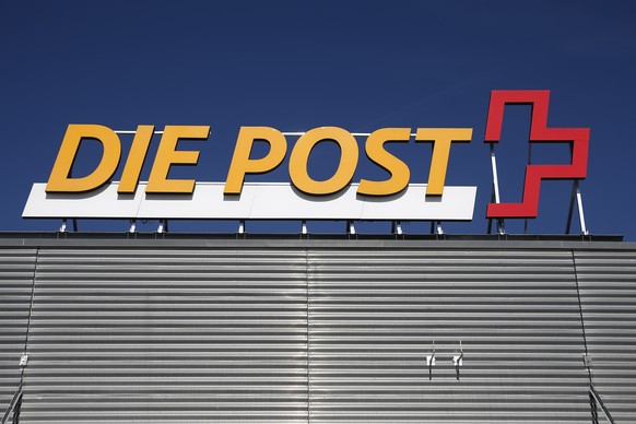 ARCHIVBILD ZUM MEDIENGESPRAECH MIT POST CFO ALEX GLANZMANN ZU DEN QUARTALSTZAHLEN DER POST, AM DIENSTAG, 16. NOVEMBER 2021 - Das Logo der Post steht auf dem Dach des Paketzentrums, am Dienstag, 23. Se ...