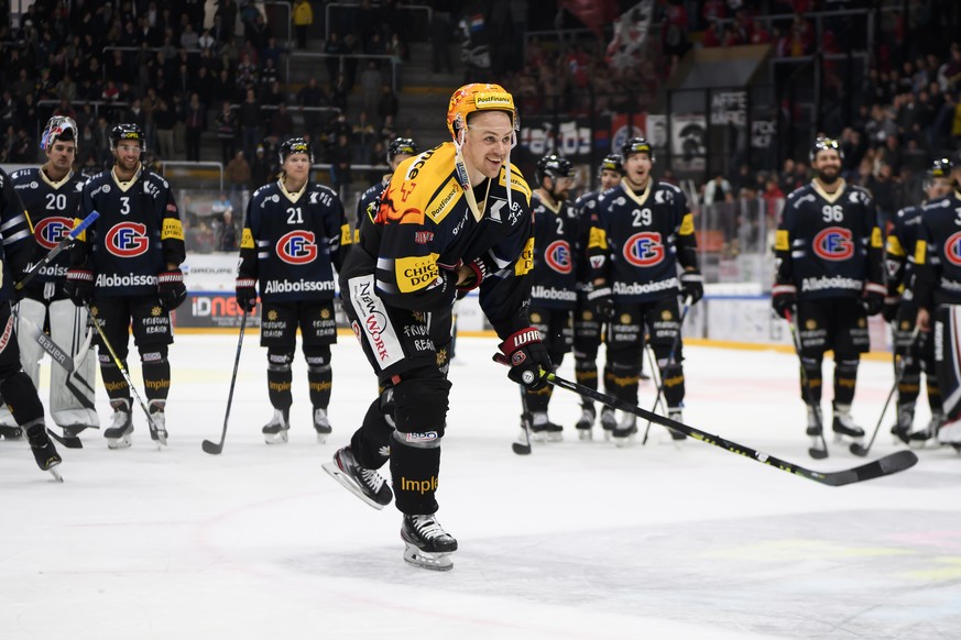 Fribourgs Top Scorer Daniel Brodin, Mitte, jubelt nach dem Sieg (4-1), beim Eishockey Meisterschaftsspiel der National League A zwischen den HC Fribourg Gotteron und dem SC Rapperswil-Jona Lakers, am  ...