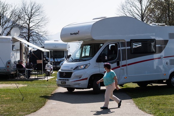 Ein Wohnmobil faehrt auf dem TCS-Campingplatz in Muzzano-Agno, am Mittwoch, 31. Maerz 2021. Der Campingplatz ist ueber die Osterferien ausgebucht. (KEYSTONE/Ti-Press/Alessandro Crinari)