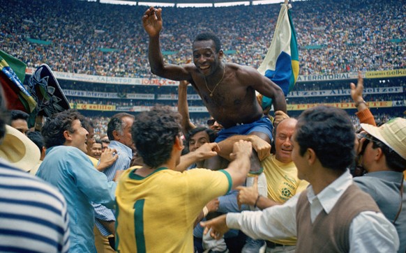 ARCHIV - ZU DEN RUECKBLICKEN AUF DIE WM 1962, 1966 UND 1970 STELLEN WIR IHNEN FOLGENDES BILDMATERIAL ZUR VERFUEGUNG - Brazil&#039;s Pele is hoisted on shoulders of his teammates after Brazil won the n ...