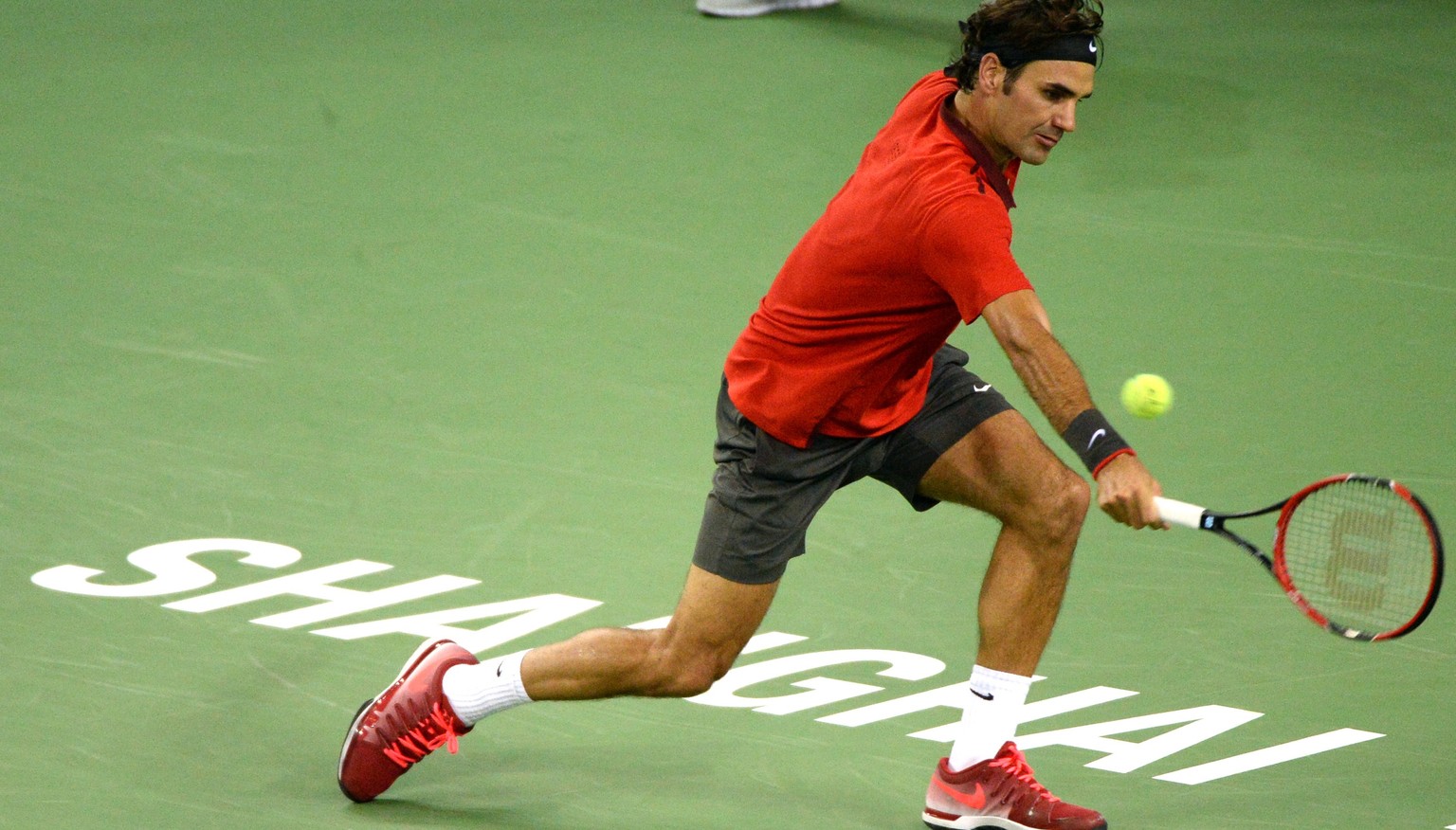 Roger Federer hatte sich seinen ersten Auftritt in Shanghai sicherlich anders vorgestellt.