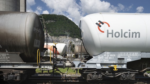 ARCHIVBILD ZU DEN UMSATZZAHLEN VON HOLCIM --- Ein Gueterzug steht auf dem Gelaende eines Holcim Zementwerks, fotografiert am 10. Juni 2021 in Untervaz, Kanton Graubuenden. (KEYSTONE/Gaetan Bally)