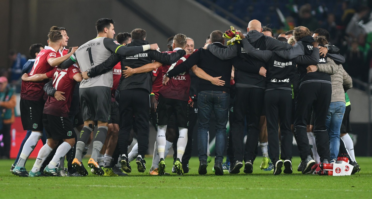 epa06207455 Hannover&#039;s team celebrates after winning the German Bundesliga soccer match between Hannover 96 and Hamburger SV in Hannover, Germany, 15 September 2017. EPA/DAVID HECKER (EMBARGO CON ...