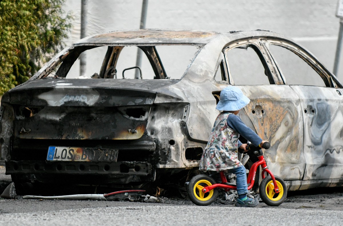 Ein Kind spielt am 7. Juli 2017 in Hamburg im Stadtteil Blankenese neben einem ausgebrannten Auto. Am 7. und 8. Juli kommen in der Hansestadt die Regierungschefs der fuehrenden Industrienationen zum G ...